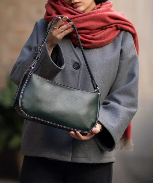 کیف دوشی چرم طبیعی زنانه مدل آوا