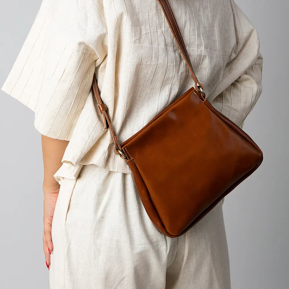 کیف رو دوشی چرم طبیعی زنانه مدل شانلی