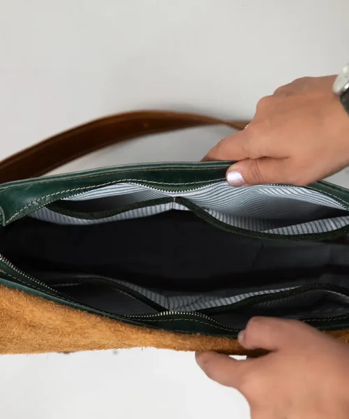 نمای داخل کیف دوشی چرم طبیعی زنانه و مردانه مدل ژیوار